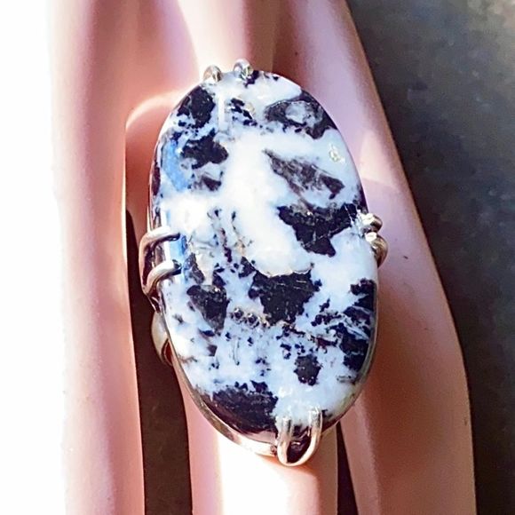White Buffalo Gemstone in a Handcrafted 925 Stamped Ring (6) - Picture 2 of 10